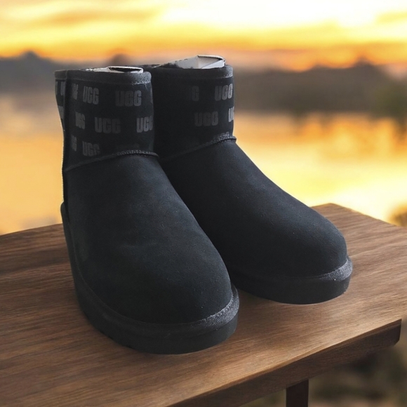 NEW UGG MEN'S CLASSIC MINI II UGG PRINT LOGO BLACK SUEDE SHEEPSKIN BOOTS Size 10